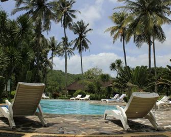 Aerotel Tastura Lombok - Kuta - Piscina