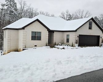 Welcome to Riverwood Retreat – Your Peaceful Hilltop Escape! - Batesville - Edificio