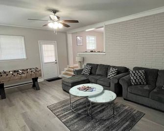 Homey Maple - Burlington - Living room