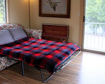 Country Farmhouse On 40 Acre Working Cattle Ranch Near Wineries and Hiking - Newcastle - Bedroom