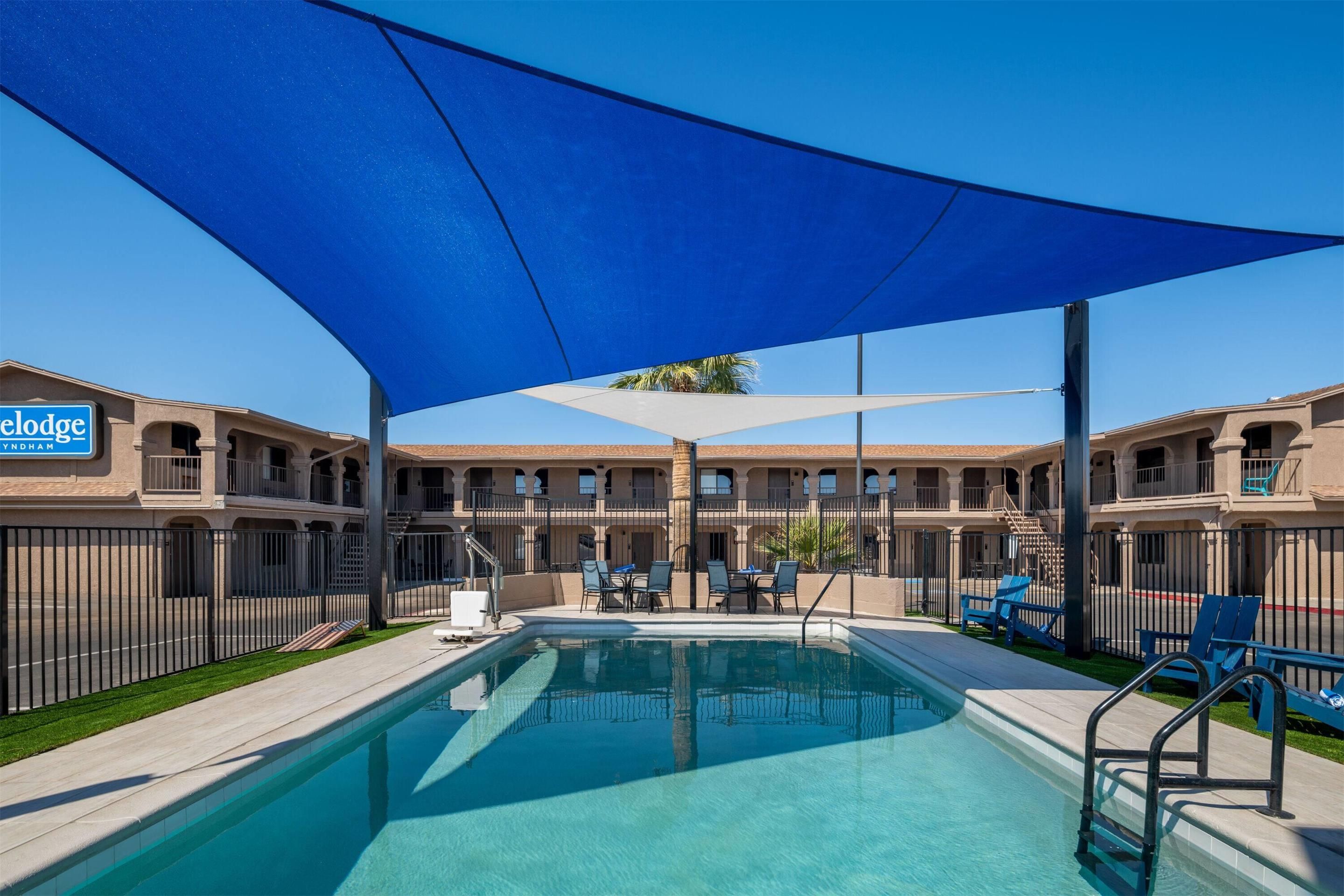 Travelodge by Wyndham Parker - Parker - Piscina