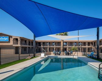 Travelodge by Wyndham Parker - Parker - Piscina