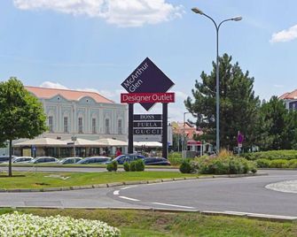 Fonix Hotel - Buk - Edificio