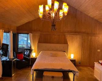 Oceanfront Beach House - Shelton - Bedroom