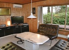 In a cozy, family-friendly cottage area lies this vacation home. - Kirke-Hyllinge - Living room