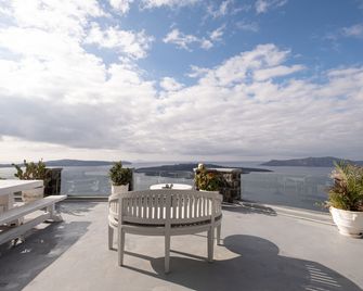 Loucas on the Cliff - Thera - Balcony