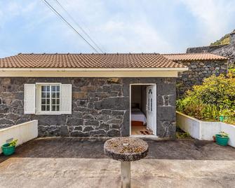 Vacation Home 'Casas Dos Vinagreiros - Umbelina' with Sea View, Private Terrace & Wi-Fi - Ribeiras - Edificio