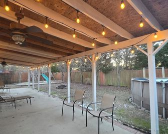 3 Bedroom Home in charming Hope Mills w/ WiFi, AC, Covered Patio, Grill, & Pool - Hope Mills - Patio