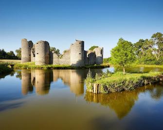 Vacation home with spa and sauna in the Vendée, sleeps 12 to 14 - Commequiers - Vista del exterior