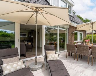 Fully equipped big house with terrace | Pet-friendly - Den Burg - Terasa