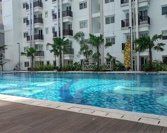 Cozy Studio Apartment At Signature Park Grande - Yakarta - Piscina