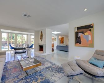 Golf Course House w/ Casita, Pool, Spa + EV Charger - Palm Springs - Soggiorno