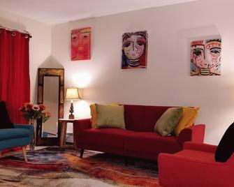 Beautiful!Modern 2BR 2BA, w/ Private bath, Free Wifi & Parking for 2 - Pawtucket - Living room