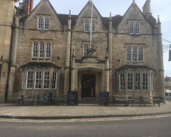 The Bear Hotel - Chippenham - Gebouw