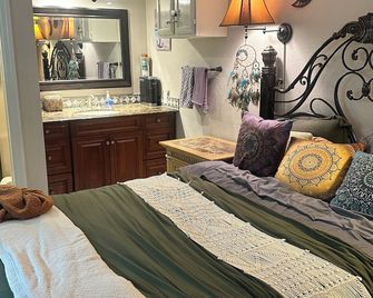 Lil Boho Chic, A Charming 1-bedroom apartment in Naples. - Naples - Bedroom