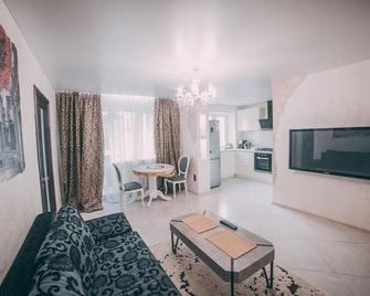 Victoria Deluxe Studio Apartment - Vitebsk - Living room