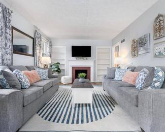 3br Cottage Near Downtown Kingsport - Kingsport - Living room