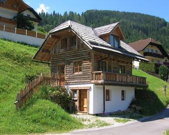 Idyllic holiday cottage for a relaxing holiday - Ramingstein - Building