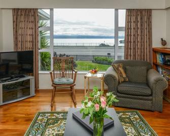 Breakwater Cottage - Napier Holiday Home - Napier - Living room
