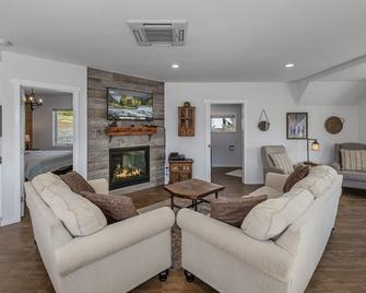 Berg Haus by NW Comfy Cabins - Leavenworth - Living room