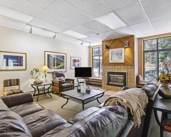 Cozy Winter Park Condo Bike, Ski, and Hike! - Winter Park - Living room