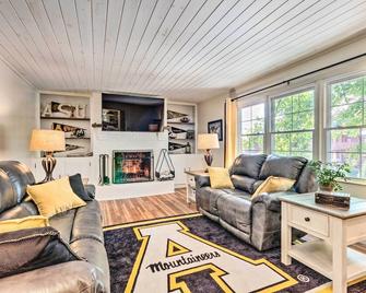 Dtwn Boone Home Walk To Appalachian State Campus! - Boone - Living room