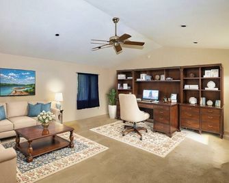 Gorguous and spacious home with panoramic views in Clearlake. - Clearlake - Wohnzimmer