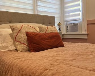 Charming 1-bedroom house with WiFi and AC in Pomona - Pomona - Bedroom