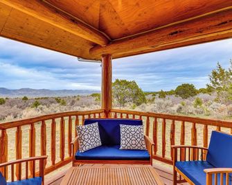 Spacious Rifle Cabin with Deck and Mountain Views! - Rifle - Balkon