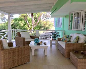 Located on the south coast we are a 5 minute drive to beautiful white - Oistins - Balcony