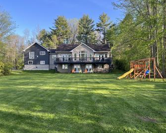 Sunset Haven Waterfront Lake House - Four seasons - Napanee - Building