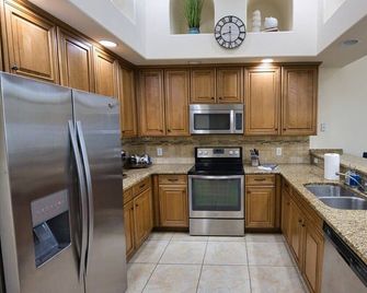 Luxury Townhouse Minutes from Beach and Downtown - Indian Harbour Beach - Kitchen