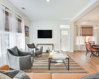 Charming Charlotte Townhome 6 Mi to Downtown! - Charlotte - Wohnzimmer