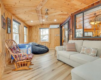 Dock and Beach Access Scenic Lake Ossipee Cabin! - Center Ossipee - Soggiorno