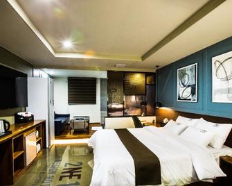 Design Hotel 2ne1 Jukdo Market Pohang - Pohang - Habitación