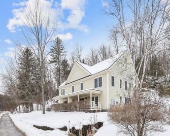 Northern Lights: 3 br, fireplace, free ski shuttle, a/c, walkable Village location - Stowe - Building