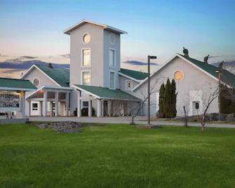 Spacious and spotless four-bedroom suite with full kitchen and livingroom. - Kirkland Lake - Bâtiment