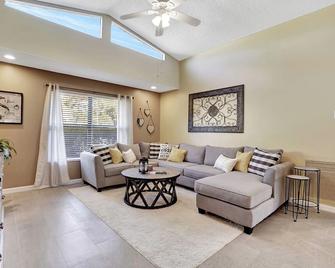 Heart of Wellington - Luxury Home with Heated Pool Pets welcomed - Wellington - Living room