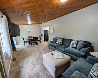 Charming 3-bedroom house with garage in family neighborhood. - Syracuse - Living room