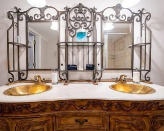 The Villa Bed & Breakfast - Westerly - Bathroom