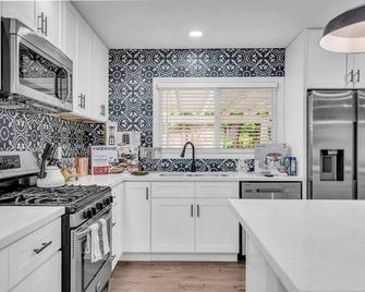 Simi Valley 4br 3br Modern Home Dedicated Work High Speed Internet - Simi Valley - Kitchen