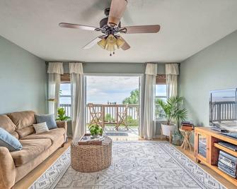 Charming Cedar Key Condo Direct Beach Access - Cedar Key - Living room