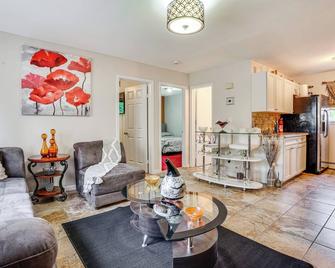 8 Mi to Long Beach: Cozy Apt w/ Fenced Yard! - Baldwin - Sala de estar