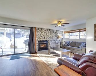 Snowcreek Resort Condo w/ Deck at Mammoth Mountain - Mammoth Lakes - Sala de estar