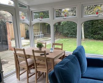 Pinewood Cottage Deluxe Self Catering Apartments - Lyndhurst - Patio