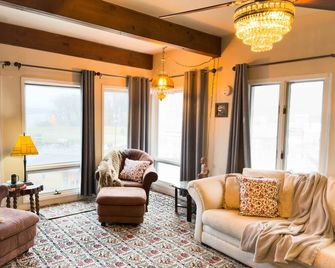American House 1854- Pocket City Penthouse, 2 Bedrooms, Full Kitchen & Dining - Mc Gregor - Living room