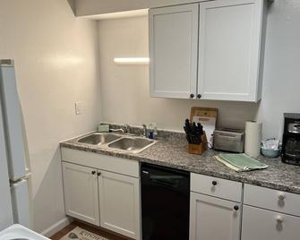 Boat House Ground Floor #2 - 1 Br Waterfront, Wifi 1 Bedroom Apts by RedAwning - Norfolk - Kitchen