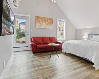 Entire Bachelor Unit En-Suite Across From Google - Br4 - Kitchener - Bedroom