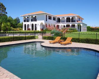 The Pillars Retreat - تاوبو - حوض السباحة