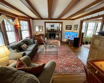 Charming Condo, Quiet Neighborhood, Easy Access To Bos & Cambridge Via T Or Car - Belmont - Living room